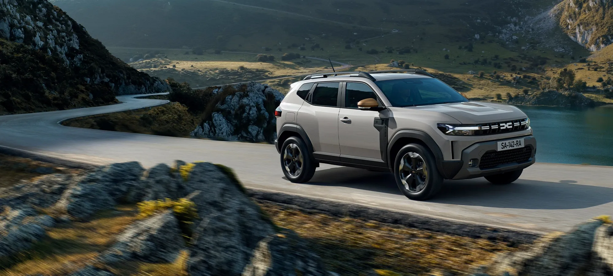 Dacia Duster auf einer Straße in den Bergen