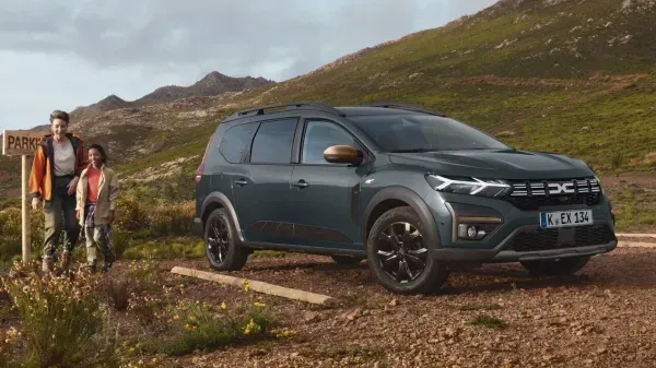 Dacia Jogger in den Bergen mit Wanderern