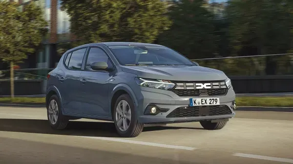Dacia Sandero in grau auf einer Straße