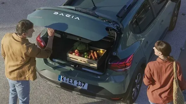 Dacia Sandero-Stepway geöffneter Kofferraum und Gemüsekiste