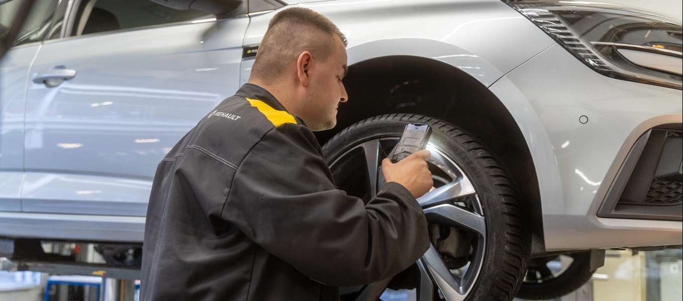Renault Werkstattmitarbeiter beim Reifenservice