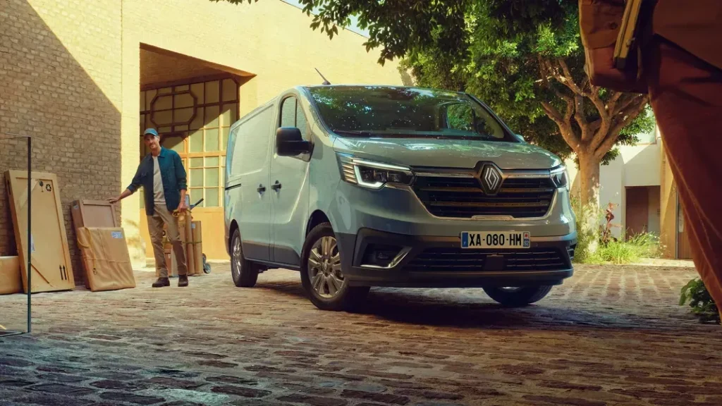 Der Renault Trafic vor einer Schreinerei bei RRG.