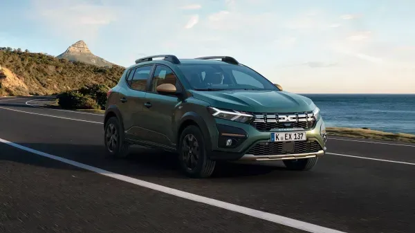 Dacia Sandero-Stepway fahrend auf Küstenstraße