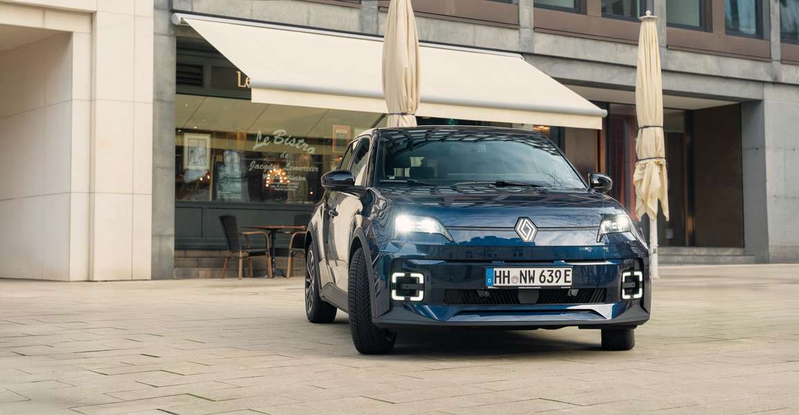 Renault R5 in blau vor einem französischen Cafe