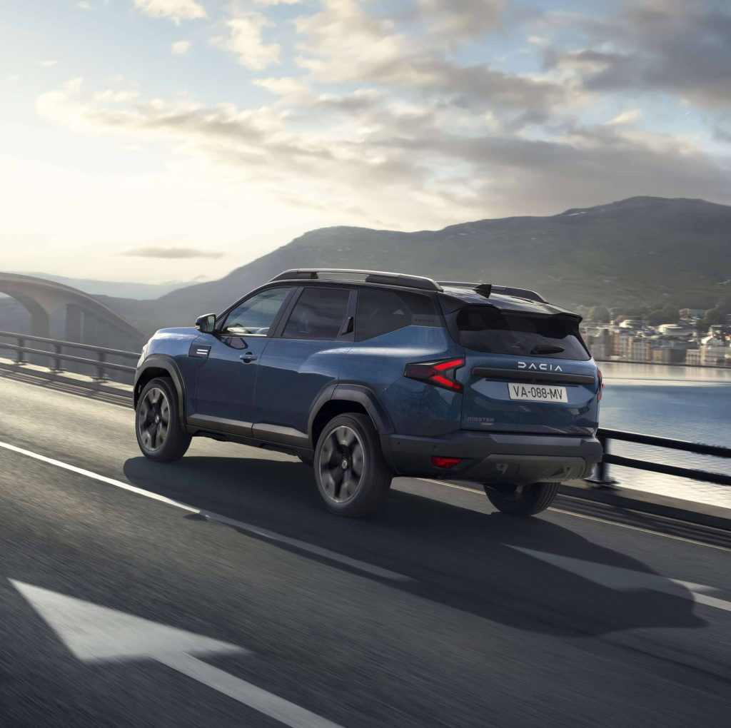 Der Dacia Bigster in der Rückansicht von RRG.