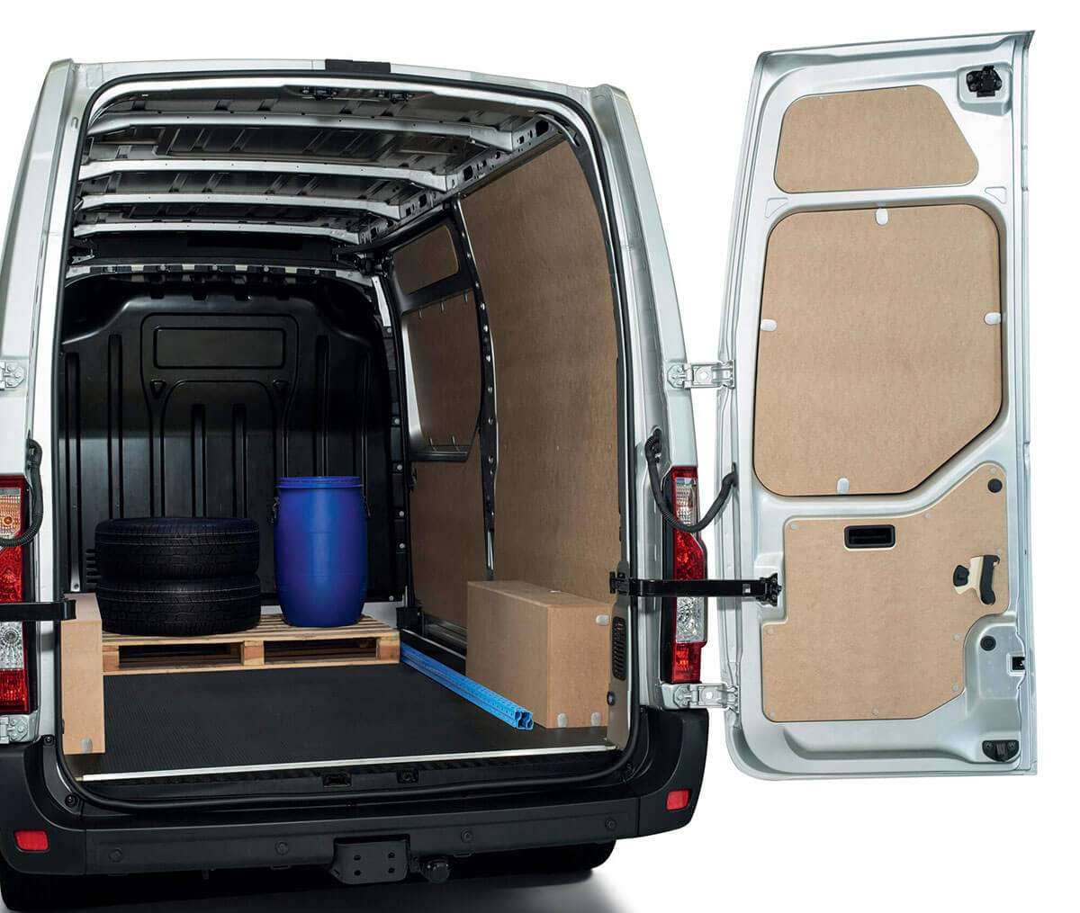 Der Renault Master mit Sicht auf den offenen Laderaum bei RRG.