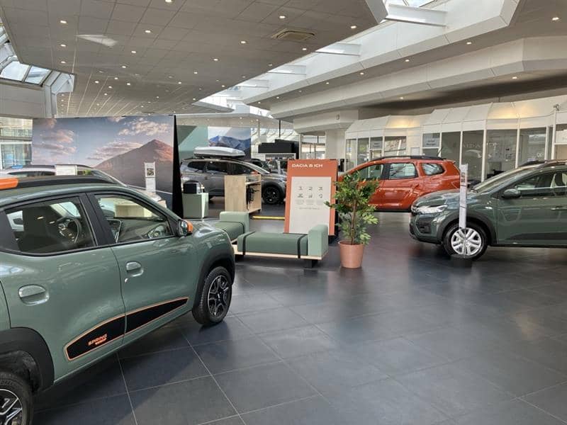 Dacia St. Augustin Innenraum des Autohauses