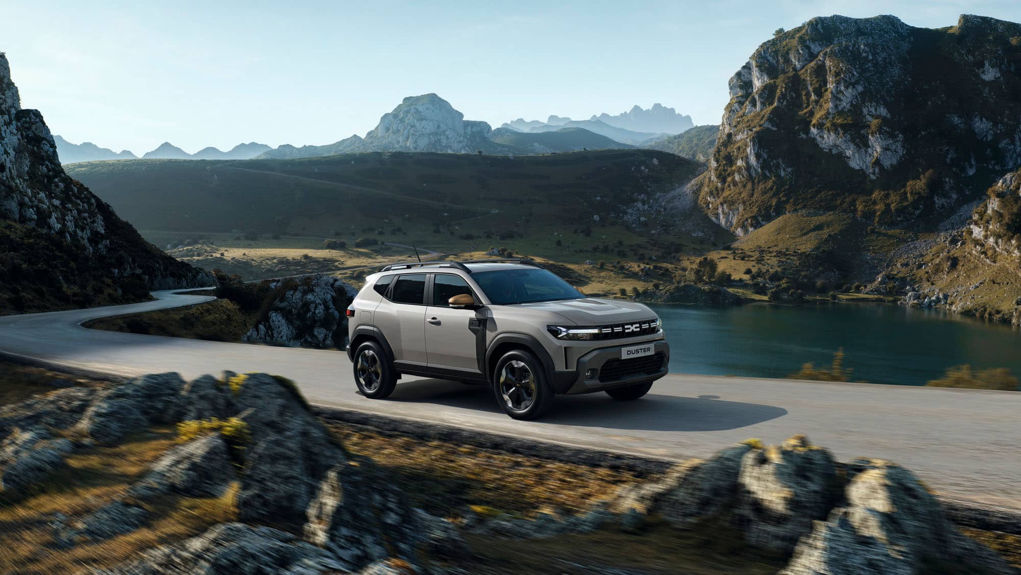 Dacia Duster fährt durch eine Gebirgslandschaft