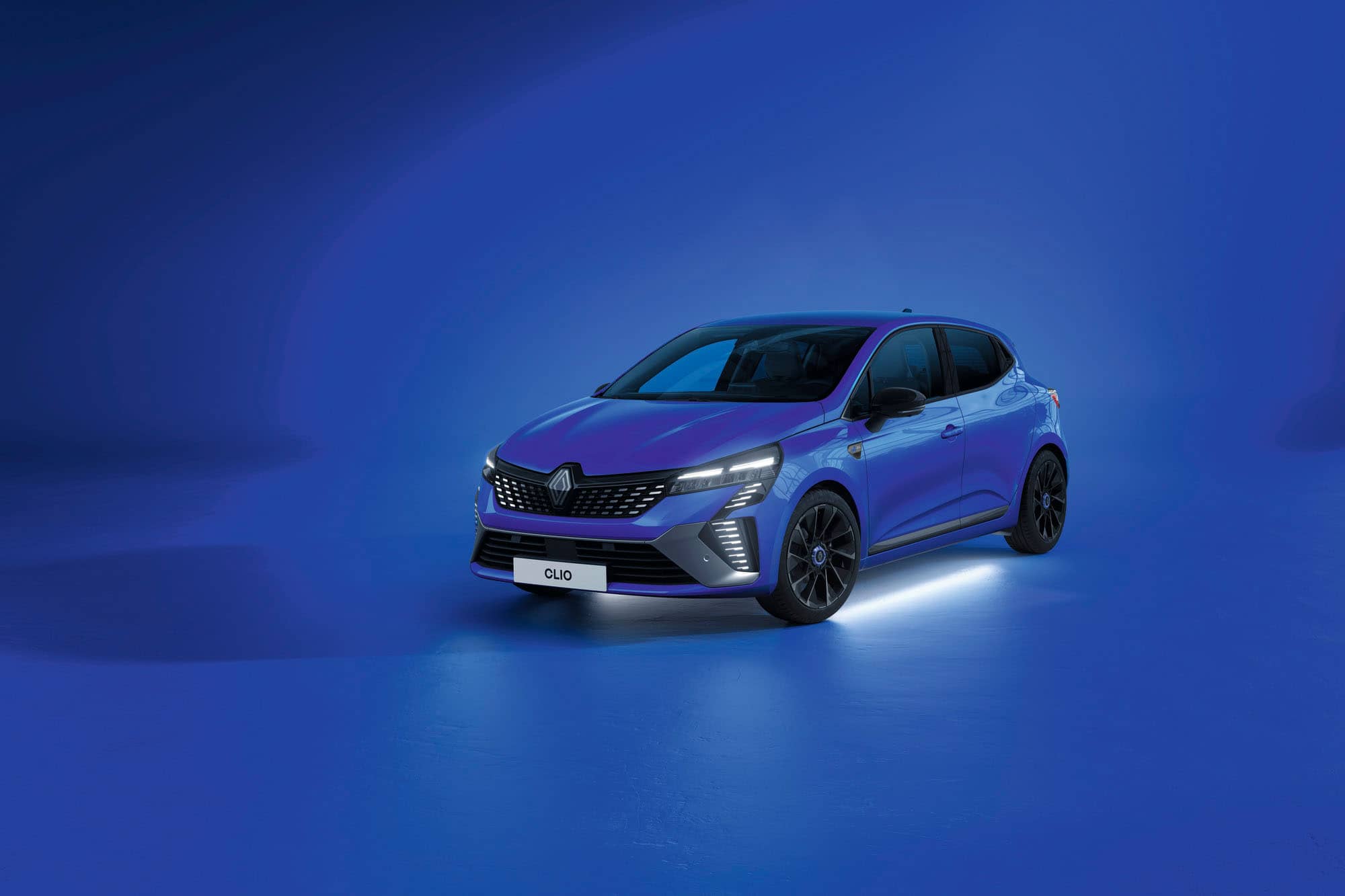 Renault Clio in blau mit leuchtendem Unterboden