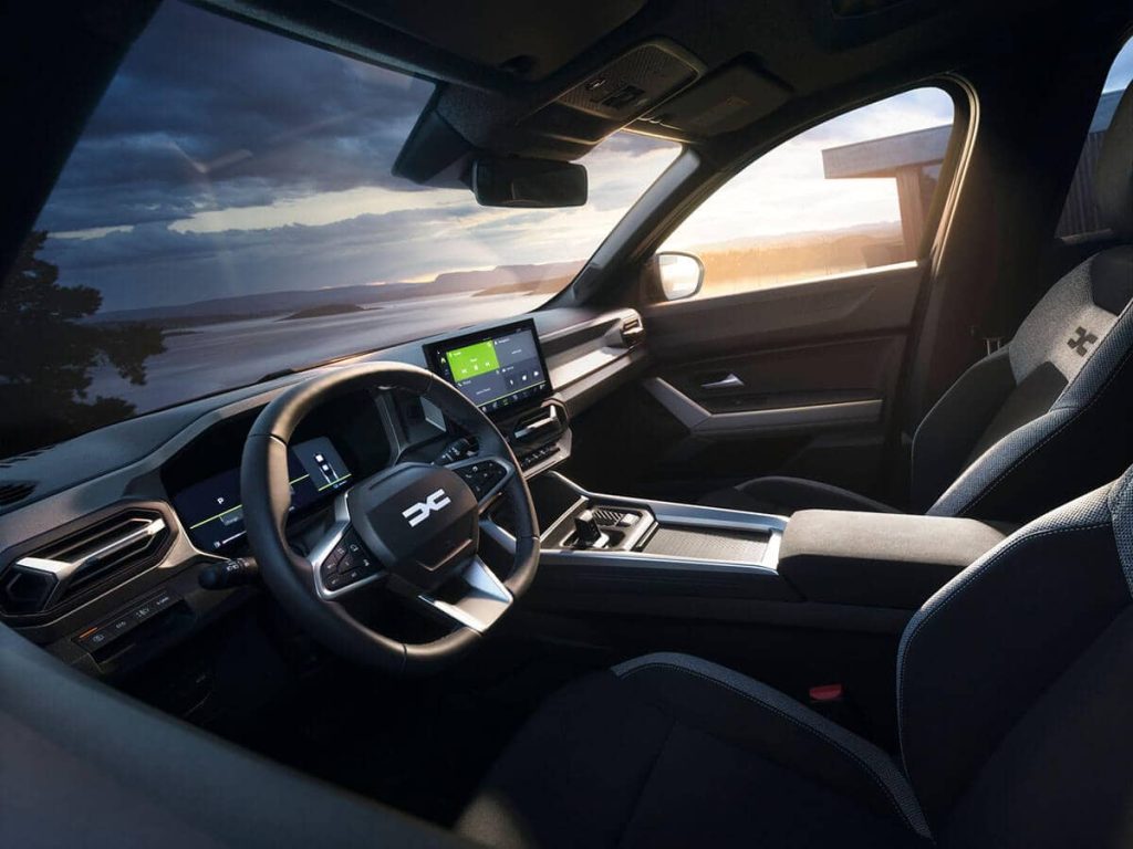 Das Dacia Bigster Cockpit vor einer abendlichen Kulisse bei RRG.