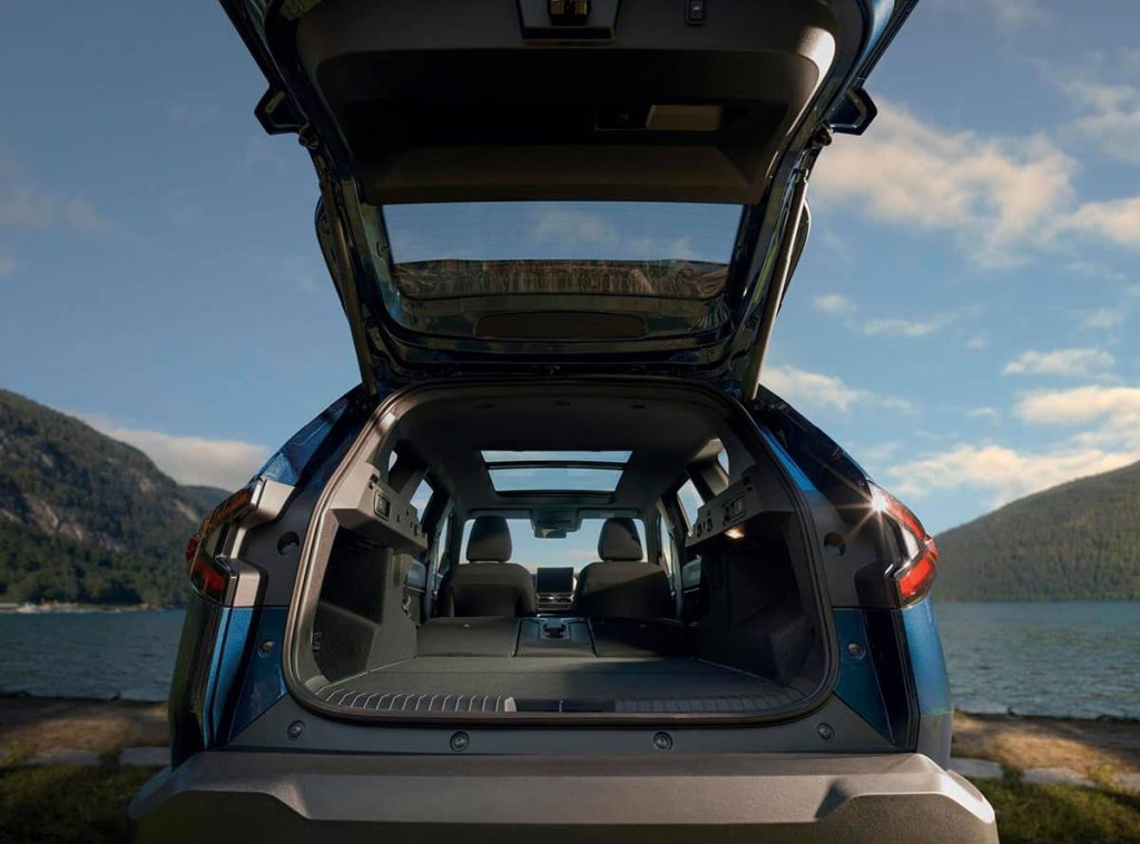 Der Dacia Bigster Kofferraum mit umgeklappten Rücksitzen bei RRG.