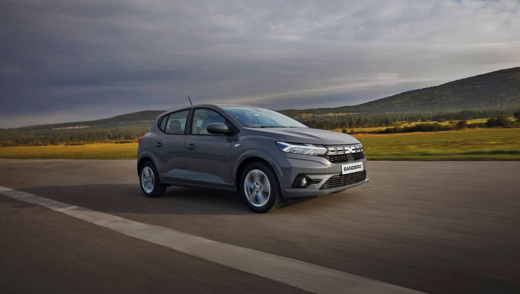 Der Dacia Sandero auf einer Landstraße bei RRG.