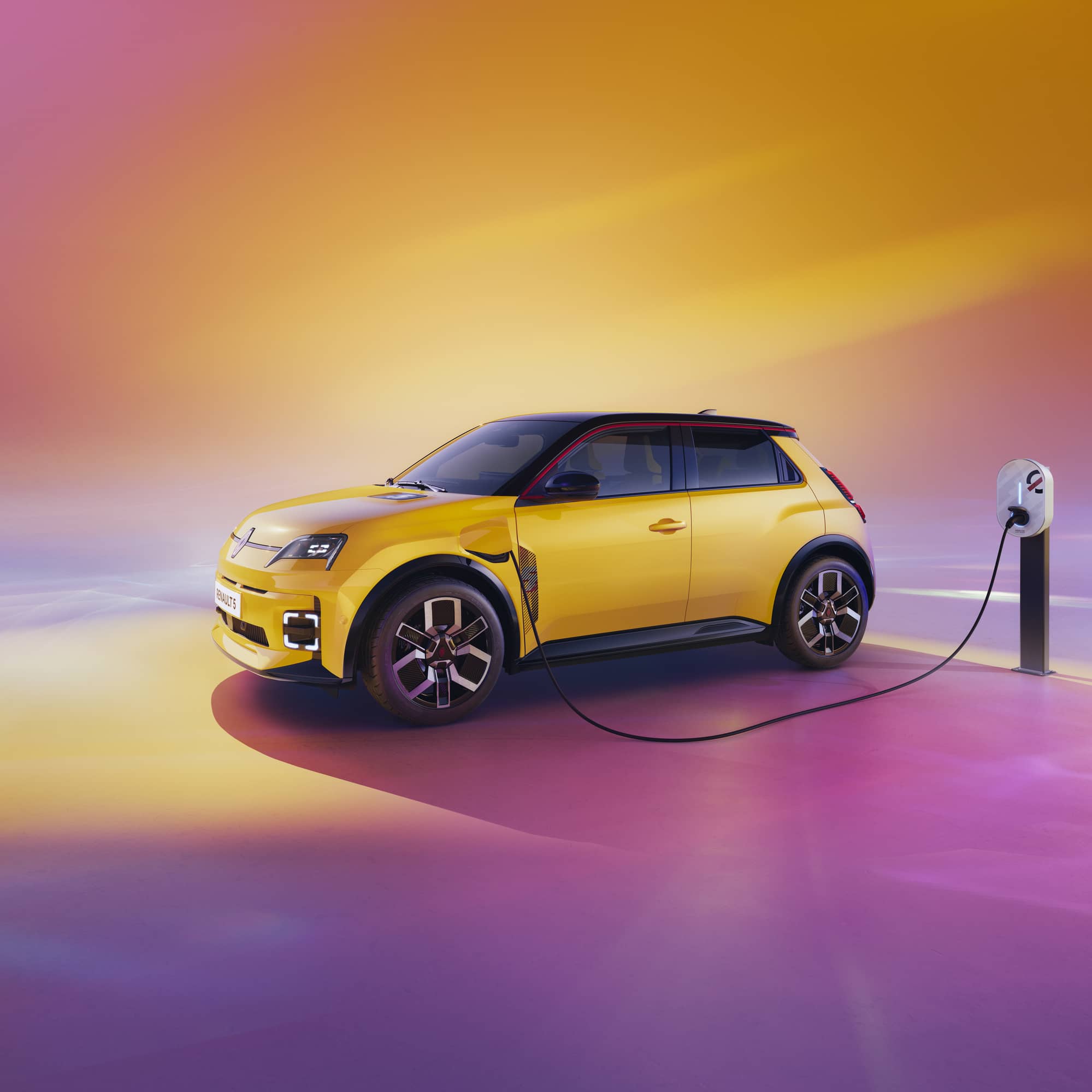 Der Renault R5 an der Ladesäule bei RRG.