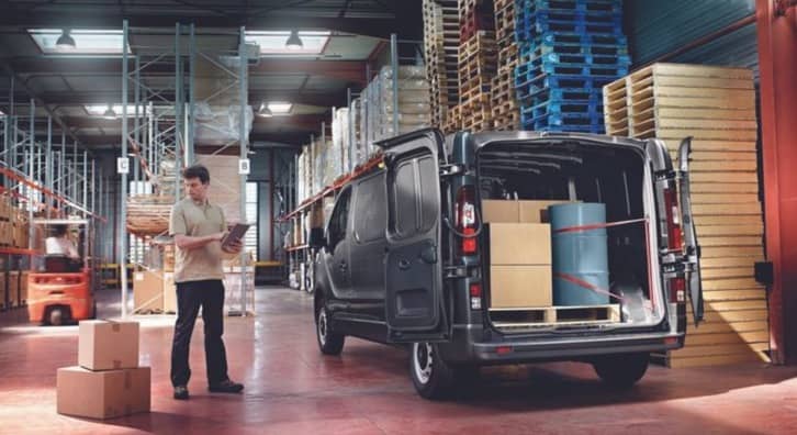 Renault Trafic in einer Lagerhalle