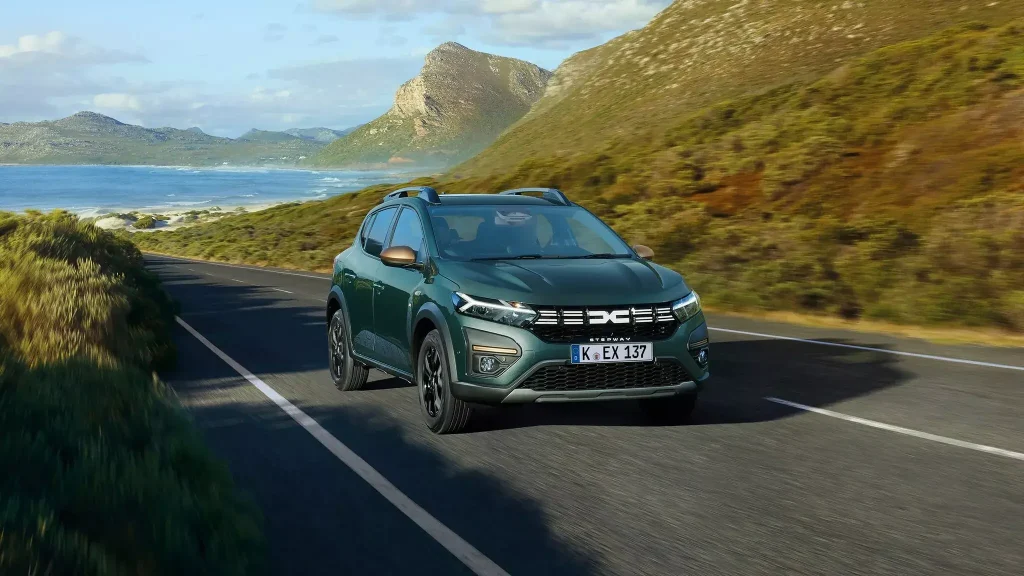 Dacia Sandero Stepway fahrend auf einer Landstraße
