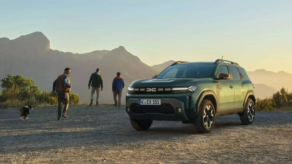 Dacia Duster Eco-G in der Abendsonne vor Gebirgskette