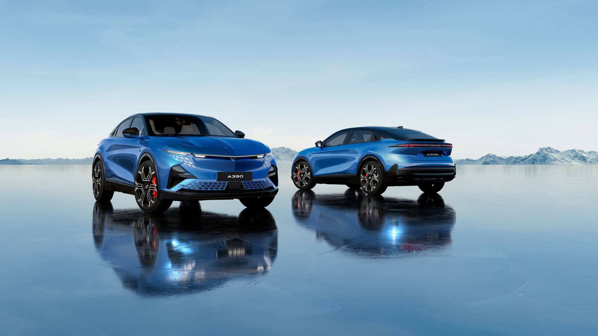 Alpine A390 auf einer Eisfläche in der Vorder- und Rückansicht