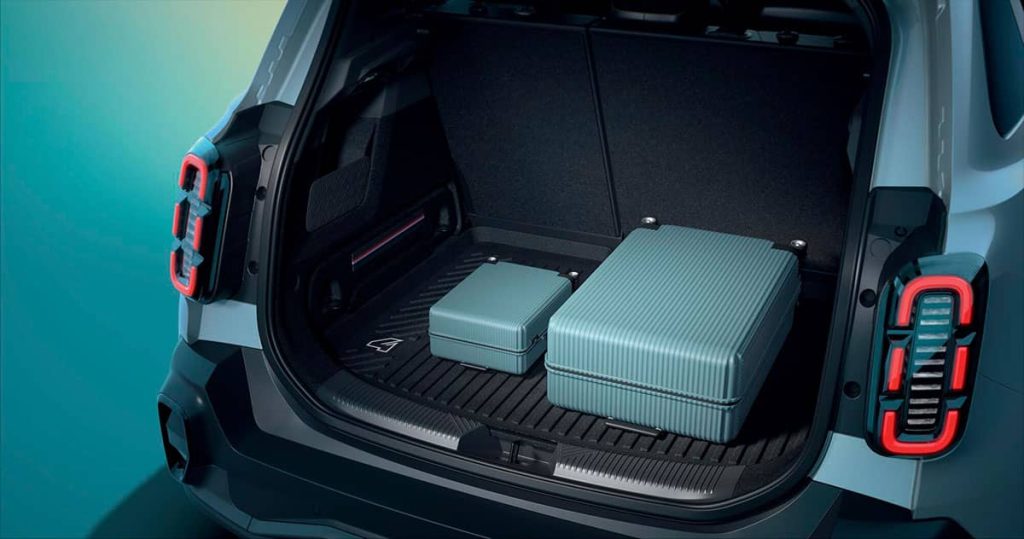 Renault R4 mit geöffnetem Kofferraum und Gepäck