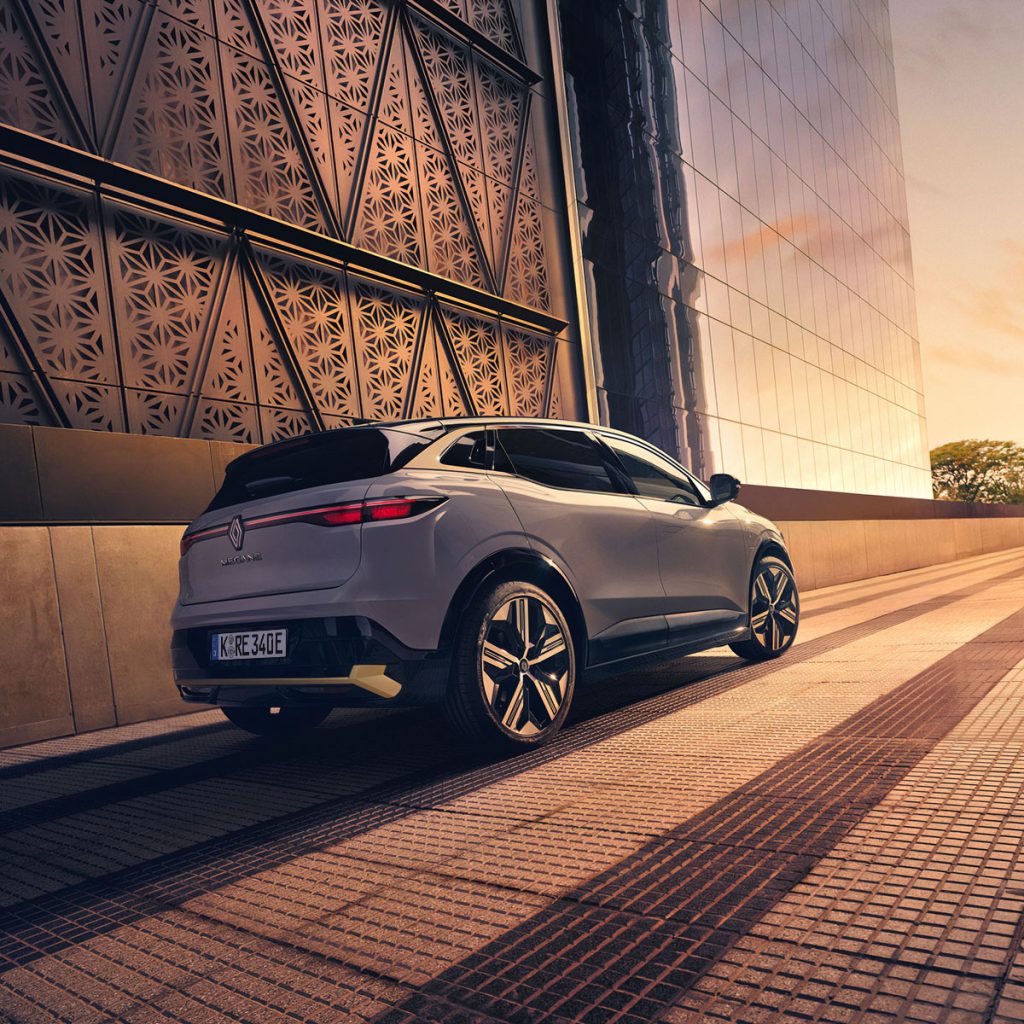 Renault Megane Rückansicht im Sonnenuntergang