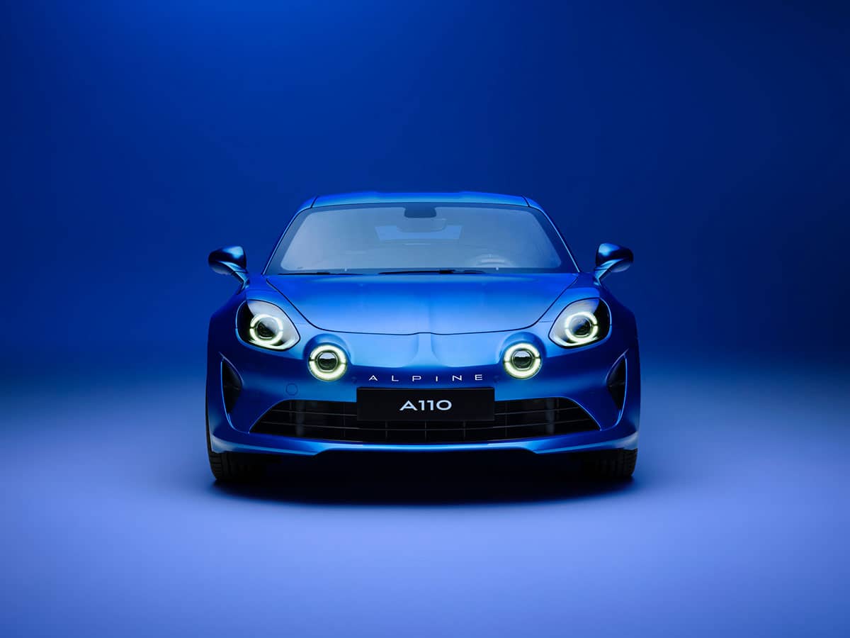 Der Alpine A110 in blau in der Frontansicht bei RRG.