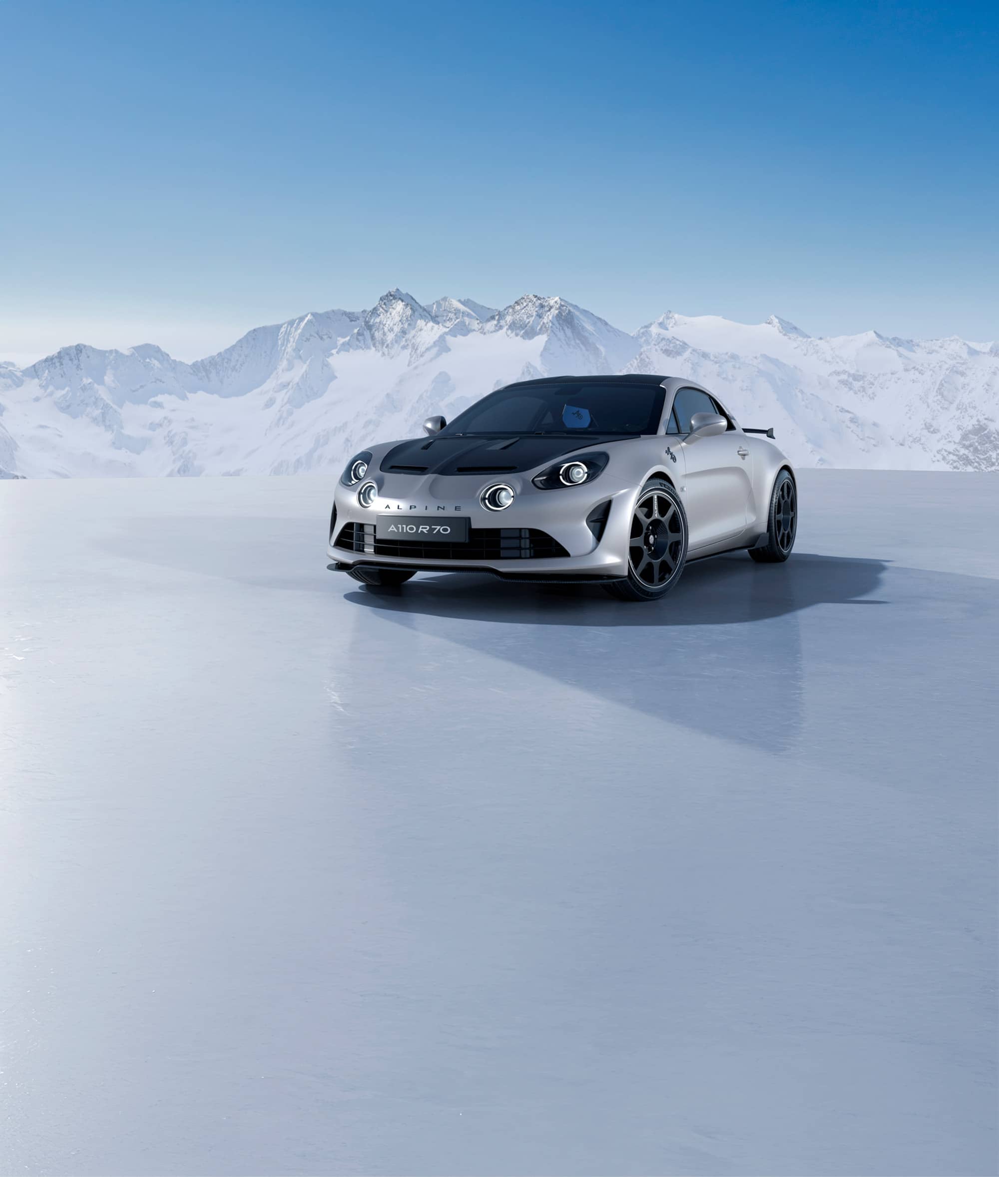 Alpine A110 R70 Frontansicht vor Schneegebirge