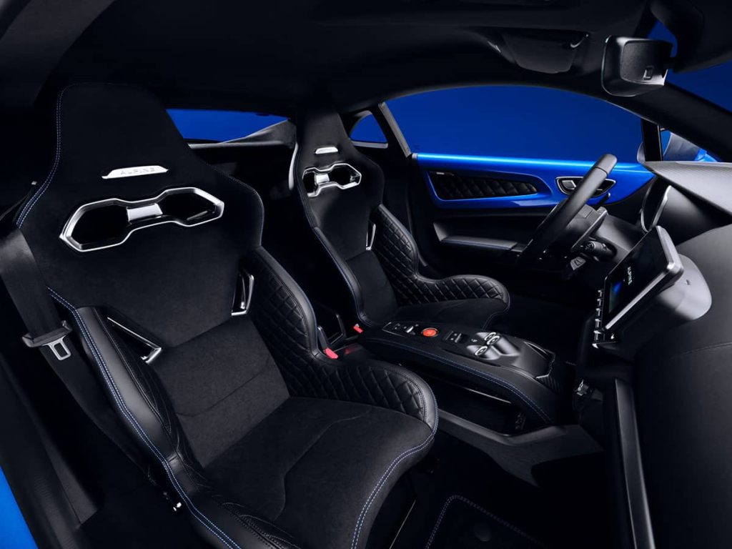 Das Cockpit vom Alpine A110 aus der Seitenansicht bei RRG.