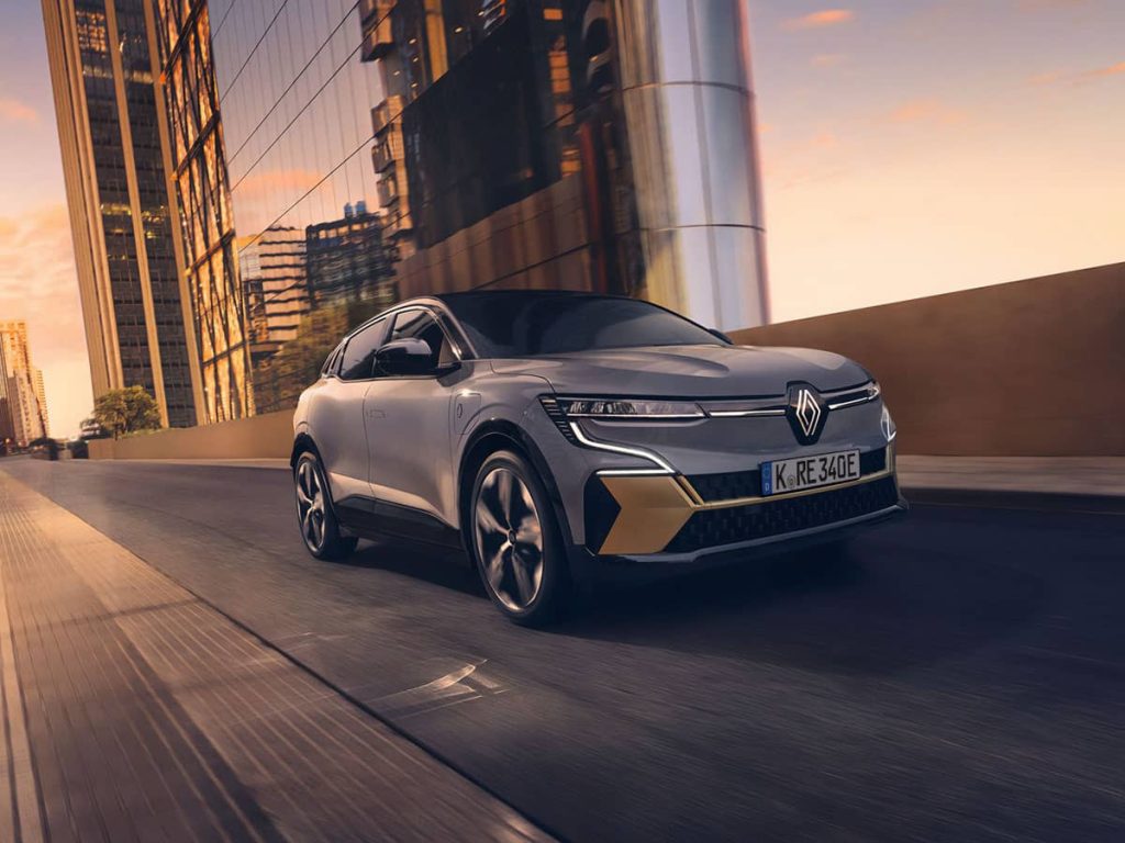Renault Megane auf der Straße fahrend mit Sicht auf die moderne Front des Autos