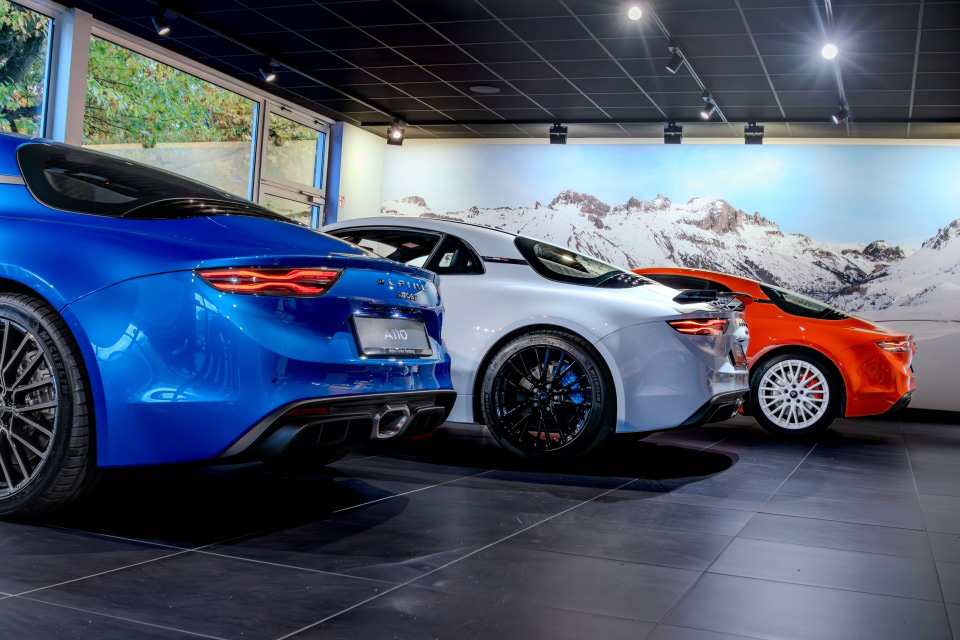 Alpine Store Hamburg mit A110 im Showroom