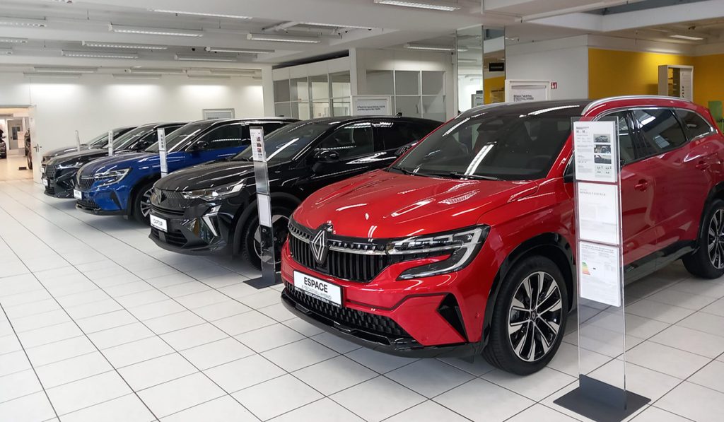 RRG Berlin Fennpfuhl Espace und Captur im Showroom