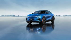 Alpine 390 auf zugefrorenem See in blau