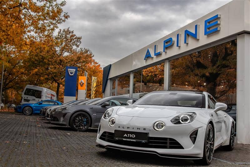 Alpine Store Hamburg Außenansicht mit weißem A110 vor dem Gebäude