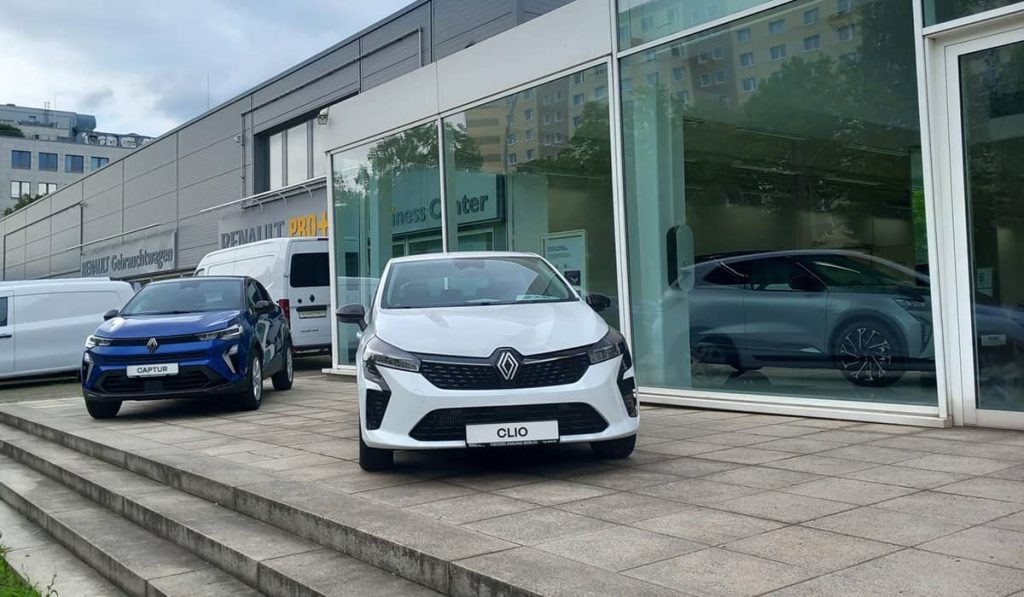 RRG Berlin Fennpfuhl Clio vor dem Standortgebäude