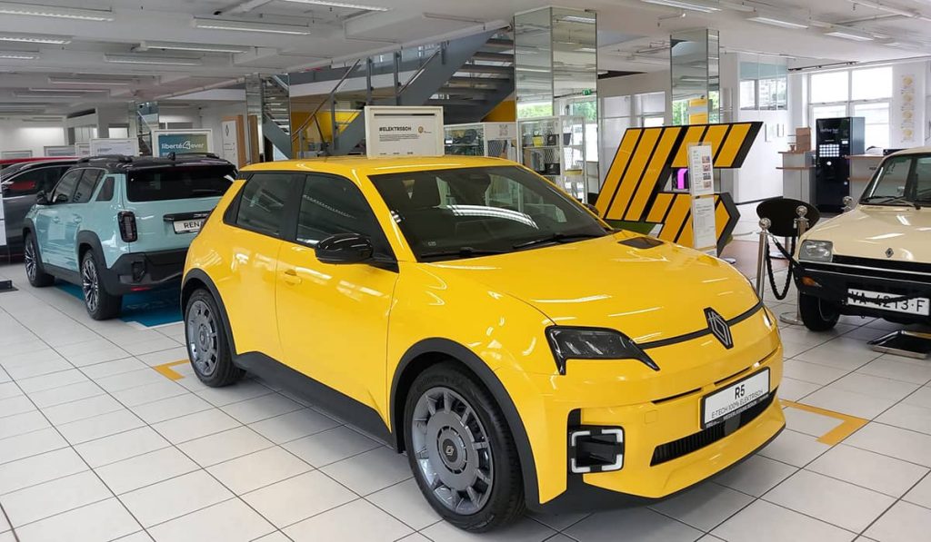 RRG Berlin Fennpfuhl Renault 5 im Showroom