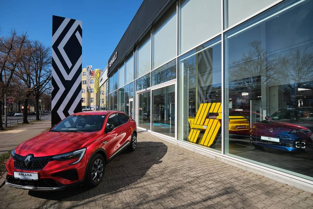 RRG Berlin Tempelhof Austral außen vor dem Showroom