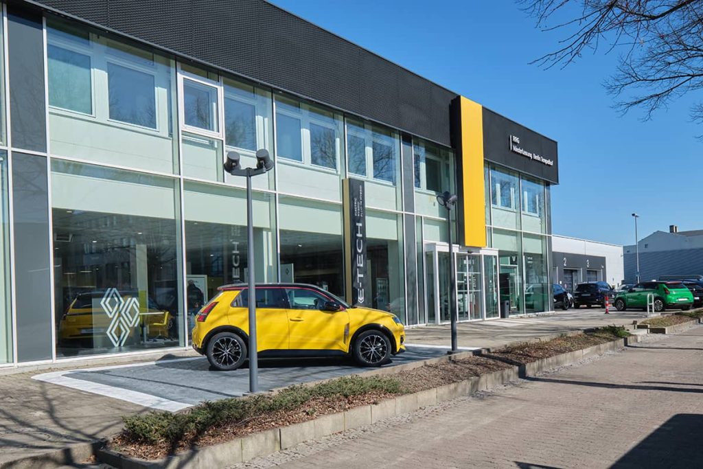 RRG Berlin Tempelhof R5 außen vor dem Showroom