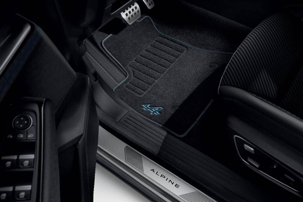 Renault Espace Einstieg mit Alpine Fußmatten
