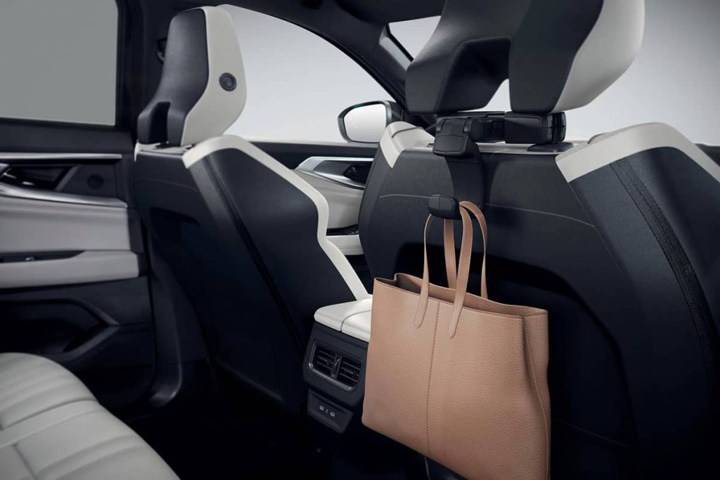 Renault Espace Innenraum mit Haken und Tasche an den Kopfstützen