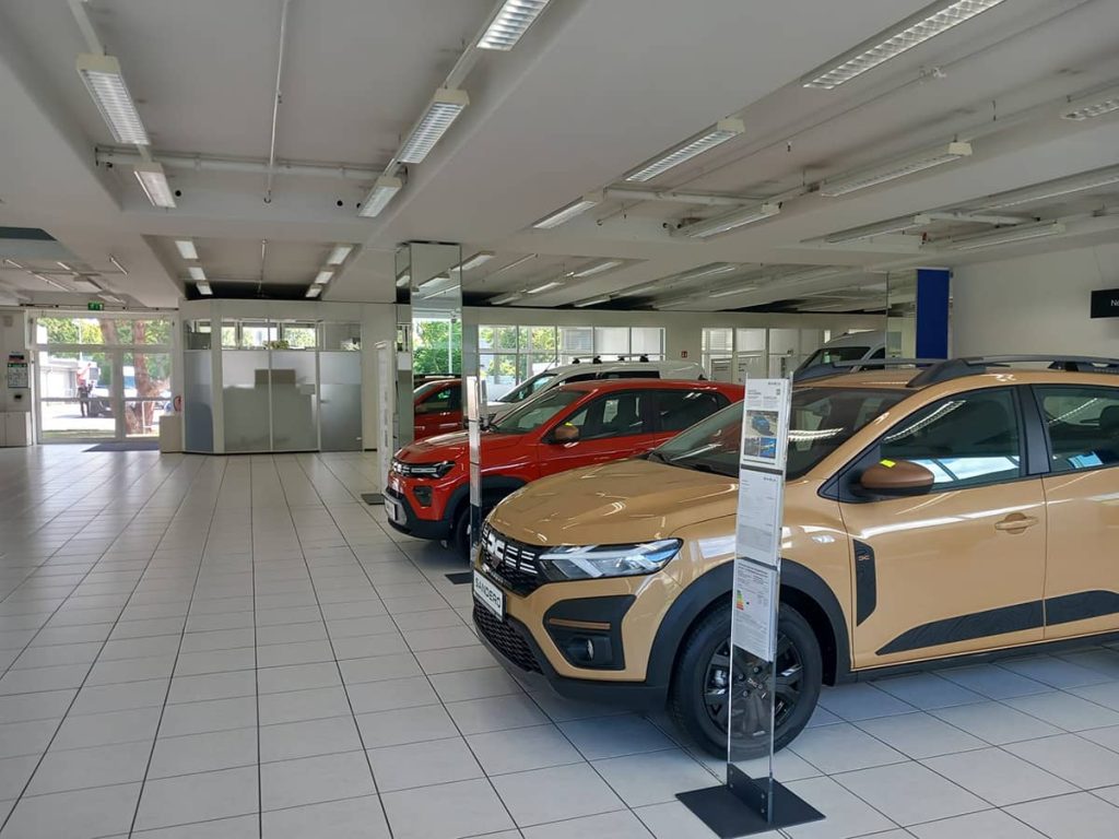 Dacia Berlin Fennpfuhl Sandero und Spring im Showroom