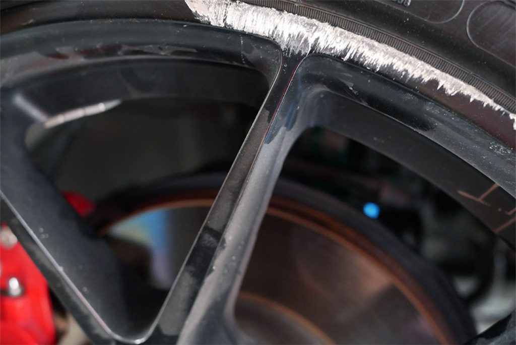 Kratzer und Schäden am einer Felge