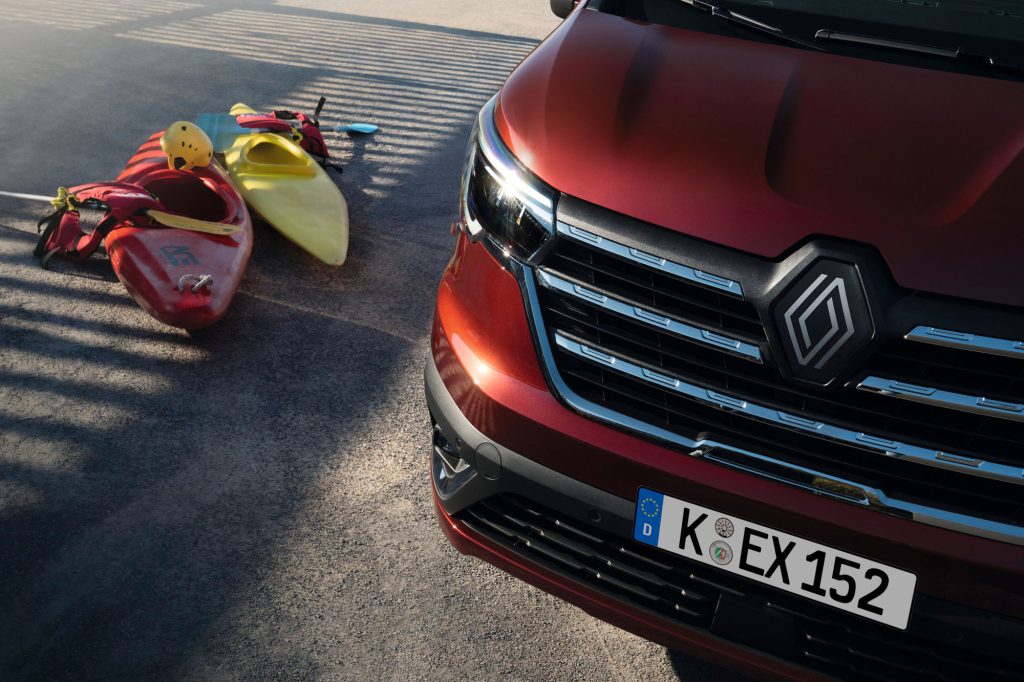 Renault Trafic Combi mit Kanus