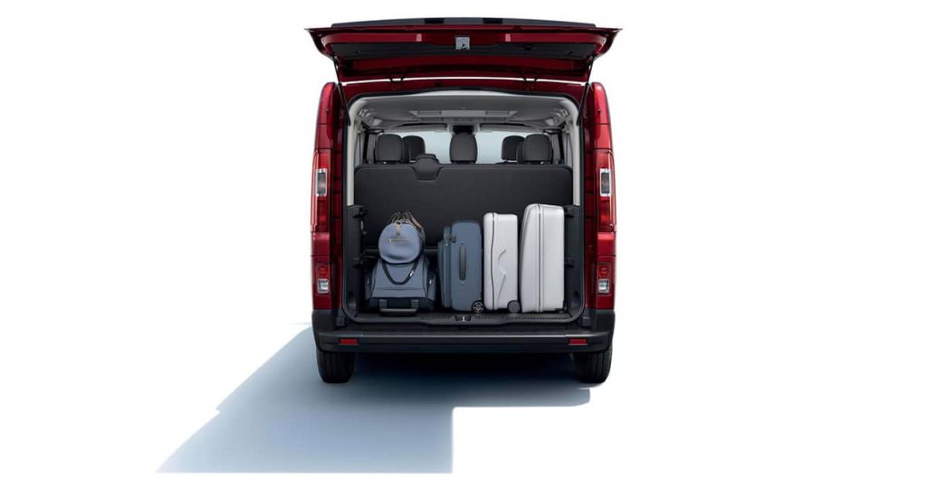 Renault Trafic Combi mit geöffnetem Kofferraum