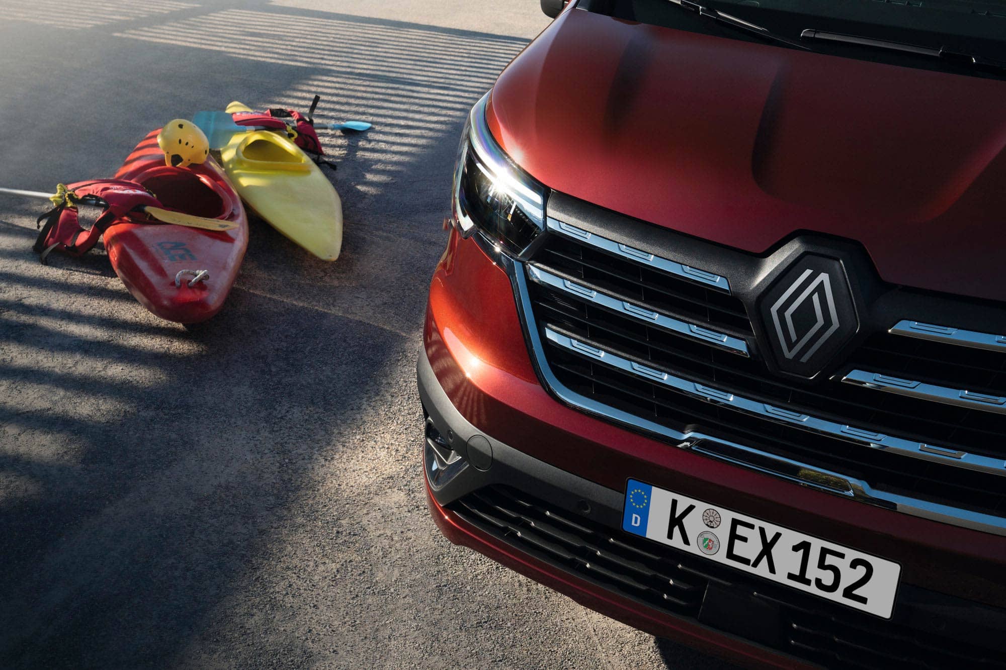 Renault Trafic Combi Front mit zwei Kayaks