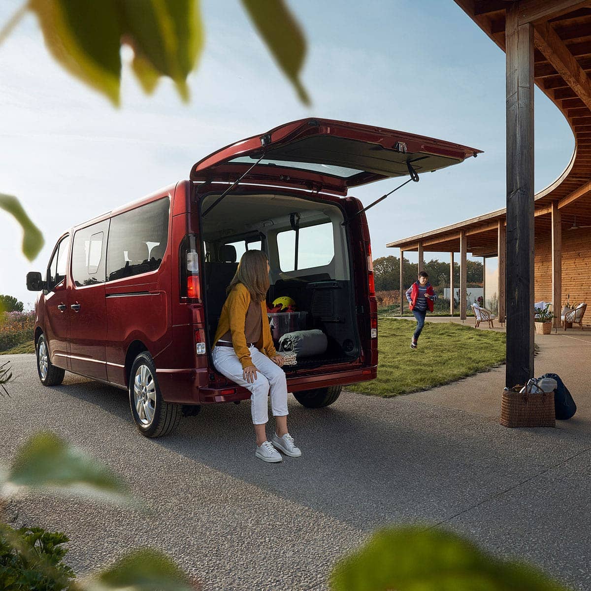 Der Renault Trafic Combi mit geöffnetem Kofferraum bei RRG.