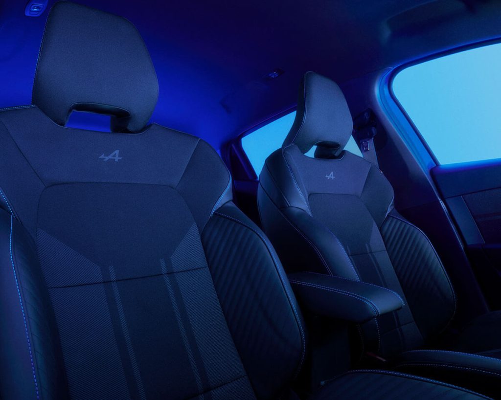 Renault Clio V in blau Alpine Sitze