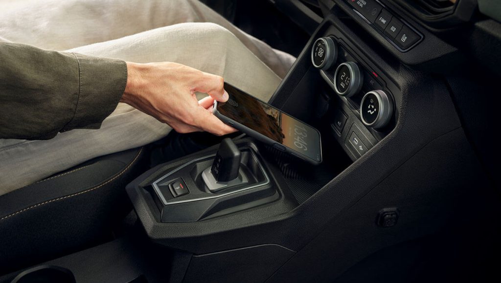 Induktives Laden in der Mittelkonsole des Dacia