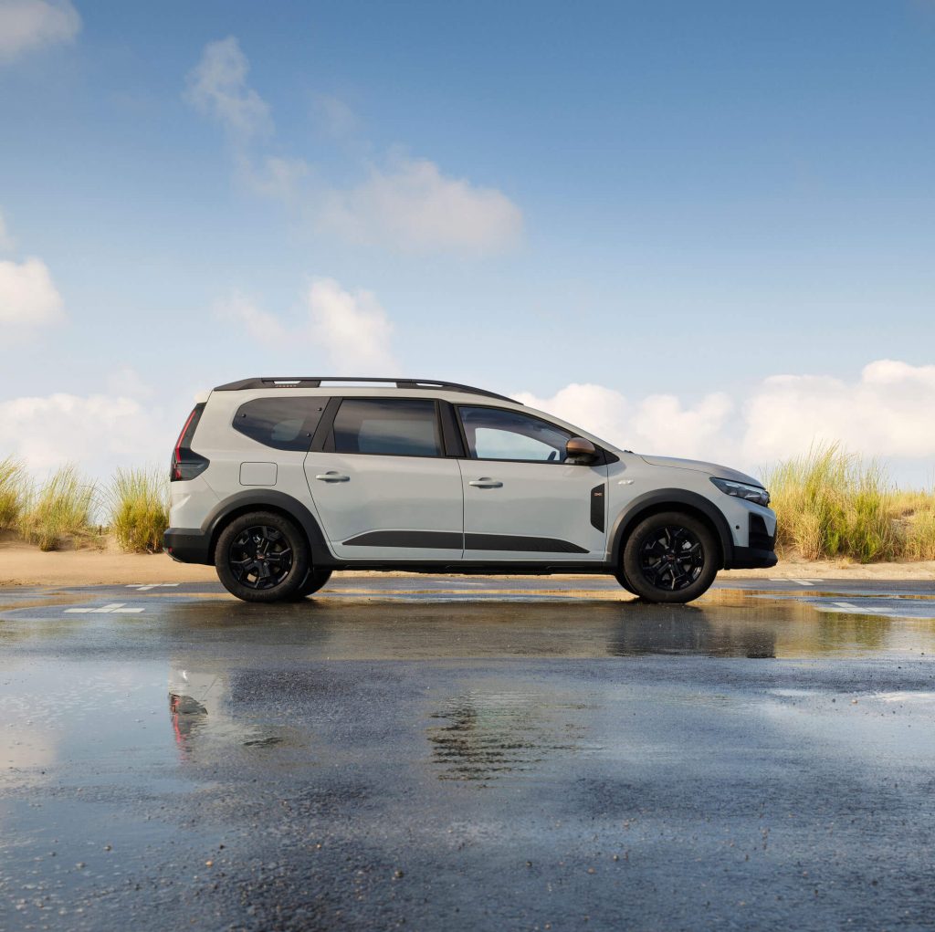 Dacia Jogger Seitenansicht vor Dünen