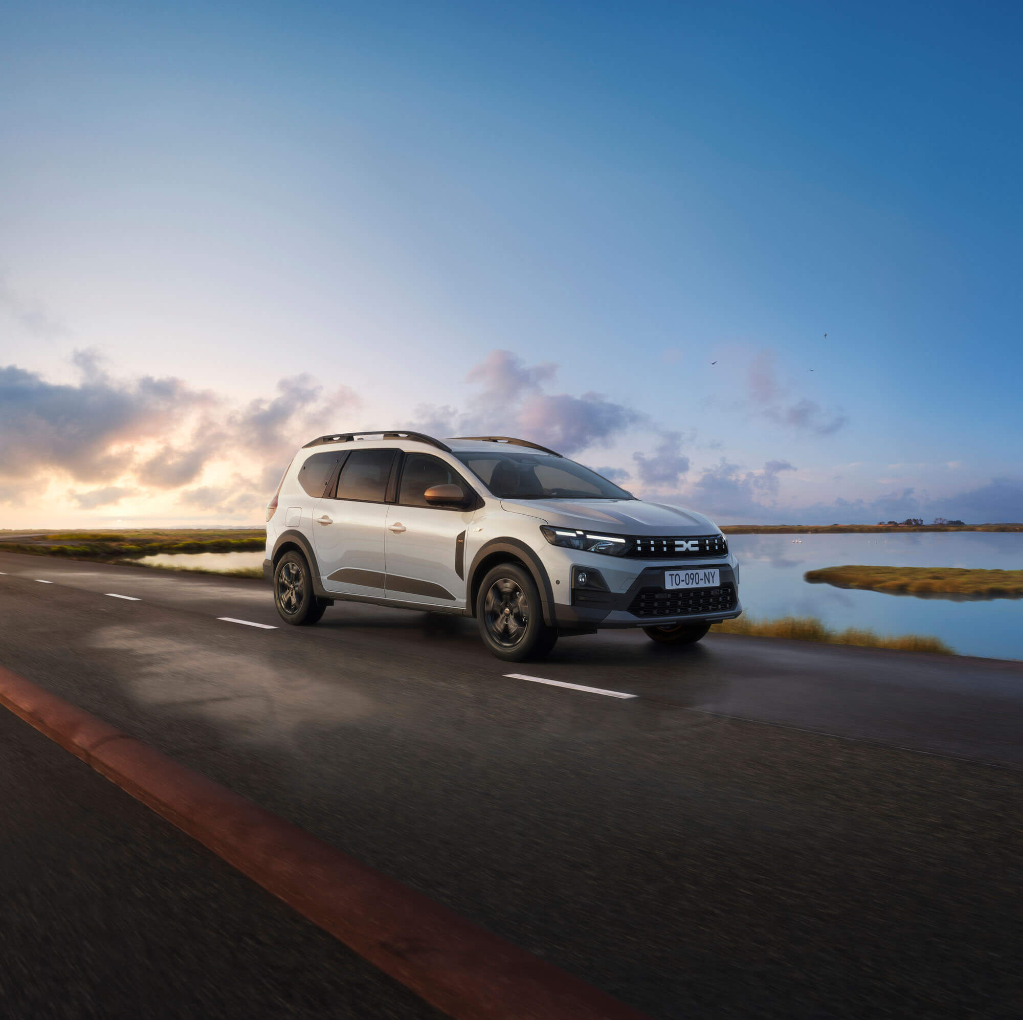Dacia Jogger auf einer Straße am See