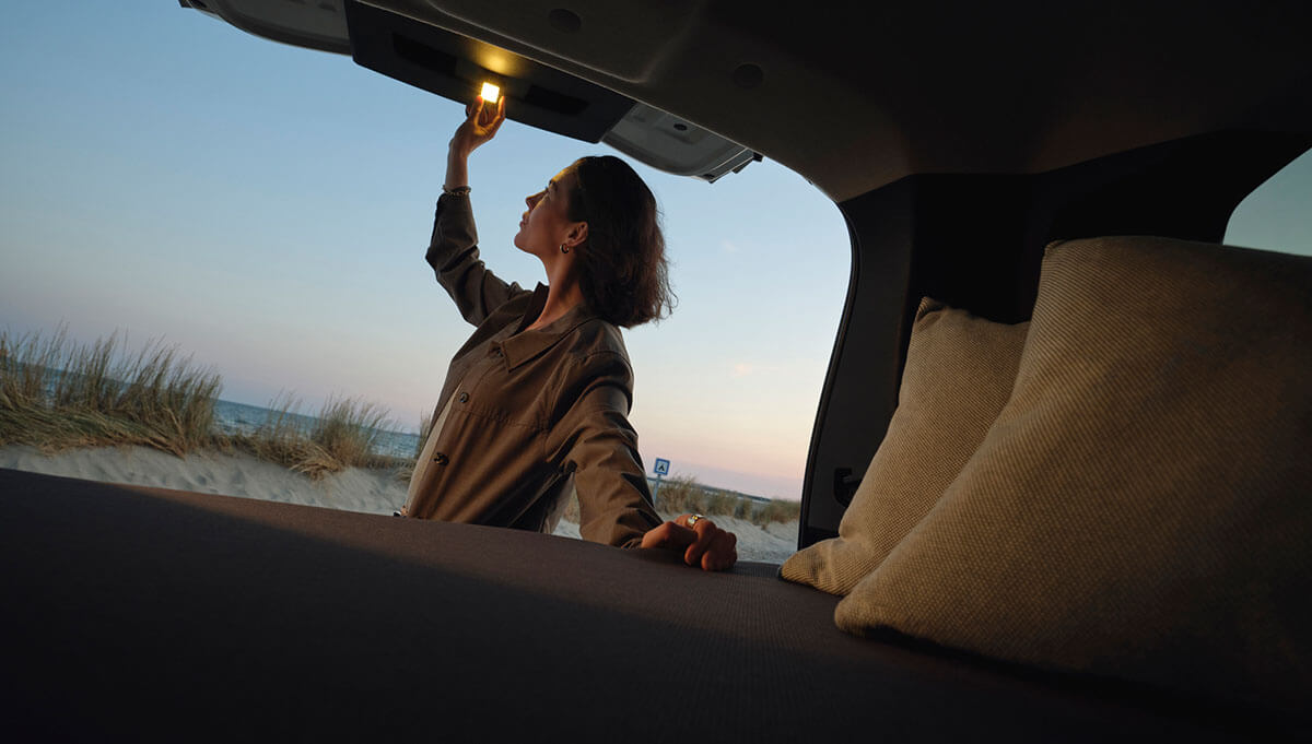 Der Dacia Jogger Facelift Kofferraum mit der YouClip Lampe bei RRG.
