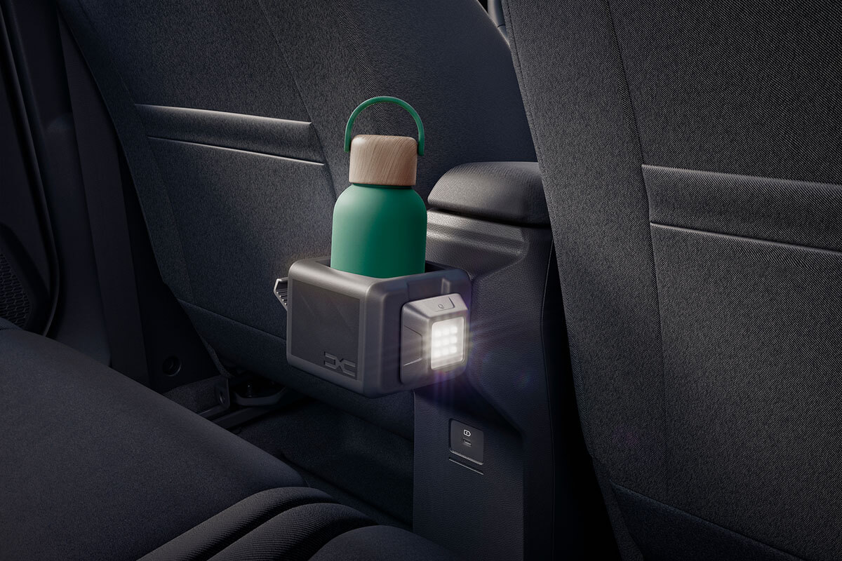 Das YouClip Zubehör mit Flaschenhalterung und Lampe vom Dacia Jogger Facelift bei RRG.