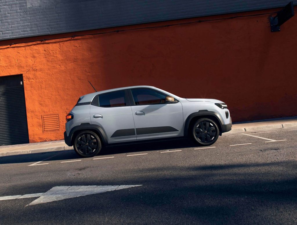 Der Dacia Spring in Profilansicht als Facelift Modell bei RRG.